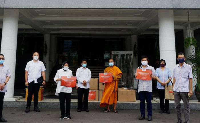 Peduli Tenaga Medis, Keluarga Buddhayana Serahkan Ribuan APD ke Pemkot Surabaya Peduli Tenaga Medis, Keluarga Buddhayana Serahkan Ribuan APD ke Pemkot Surabaya