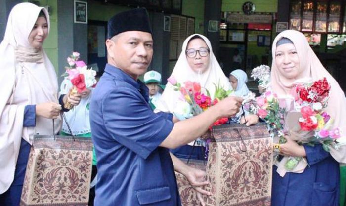 MI Labruk Kidul Sumbersuko Gelar Upacara Peringati Hari Guru Nasional MI Labruk Kidul Sumbersuko Gelar Upacara Peringati Hari Guru Nasional