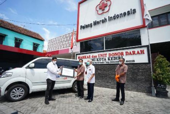 Gudang Garam Serahkan Bantuan Ambulans ke PMI Kota Kediri