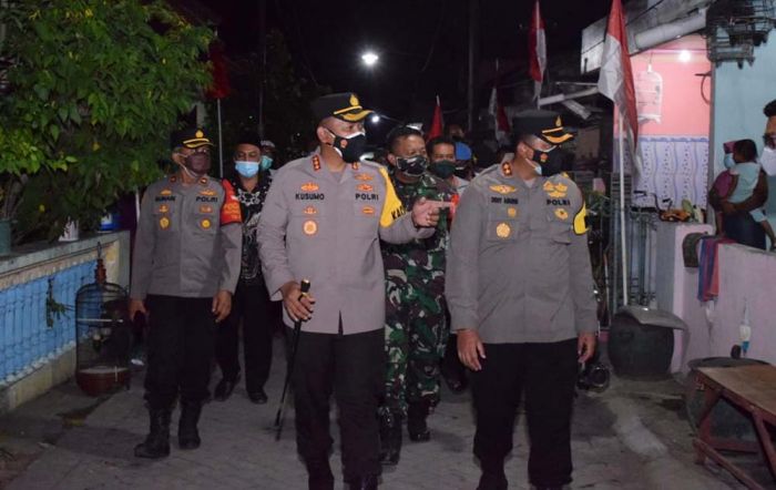 Bagikan Bansos Sambil Patroli Malam Hari, Kapolresta Sidoarjo Salut Semangat Merah Putih Warga Bagikan Bansos Sambil Patroli Malam Hari, Kapolresta Sidoarjo Salut Semangat Merah Putih Warga