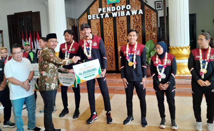 Bupati Sidoarjo Beri Reward Delapan Atlet Peraih Medali SEA Games 2023 Bupati Sidoarjo Beri Reward Delapan Atlet Peraih Medali SEA Games 2023