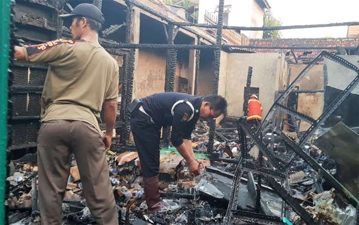 Rumah dan Toko Peracangan di Manyar Ludes Terbakar Rumah dan Toko Peracangan di Manyar Ludes Terbakar