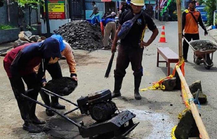 DPUPR Tulungagung Tambal Lubang Jalan di Depan Puskesmas Sendang DPUPR Tulungagung Tambal Lubang Jalan di Depan Puskesmas Sendang