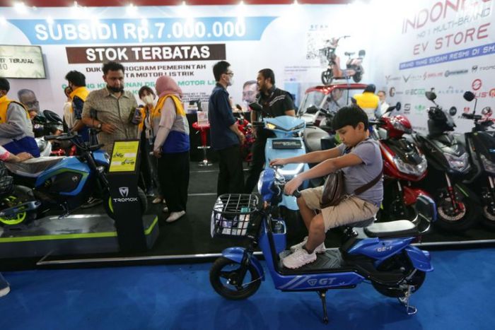 Pemerintah akan Berikan Insentif Rp7 Juta per Unit untuk Motor Listrik Baru dan Konversi