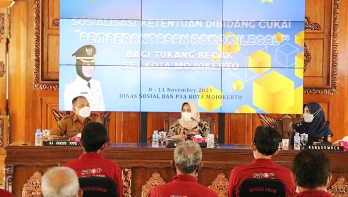Tukang Becak Kembali Diajak Berantas Rokok Ilegal, Ning Ita Tekankan Manfaat Pajak Rokok bagi Warga Tukang Becak Kembali Diajak Berantas Rokok Ilegal, Ning Ita Tekankan Manfaat Pajak Rokok bagi Warga