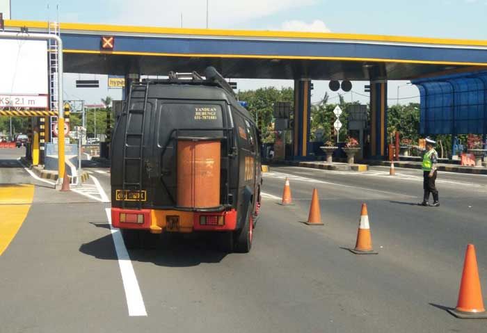 Diledakkan Tim Gegana, Kapolresta Pastikan Benda yang Dilempar di Pintu Tol Sidoarjo Bukan Bom Diledakkan Tim Gegana, Kapolresta Pastikan Benda yang Dilempar di Pintu Tol Sidoarjo Bukan Bom