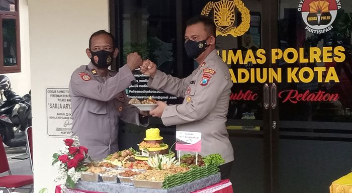 Rayakan HUT Humas Polri ke-70, Kapolres Madiun Kota Potong Tumpeng Rayakan HUT Humas Polri ke-70, Kapolres Madiun Kota Potong Tumpeng