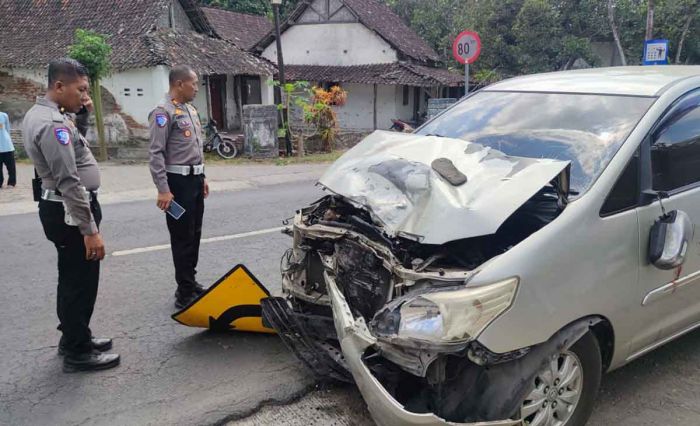 Innova Tabrak 2 Pemotor hingga Tewas di Jalur Blitar-Tulungagung Innova Tabrak 2 Pemotor hingga Tewas di Jalur Blitar-Tulungagung