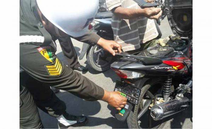 Operasi Zebra di Raya Merapi Kediri, Polisi Copot Stiker Gambar TNI yang Ditempel di Sepeda Motor