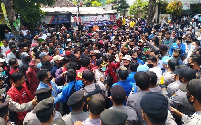 Aksi Mahasiswa Tolak Raperda di Lamongan Diwarnai Bentrok dengan Aparat