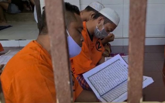 Mengaji, Jadi Pilihan Tahanan Polres Blitar Kota untuk Mengisi Bulan Ramadan dari Balik Jeruji Besi Mengaji, Jadi Pilihan Tahanan Polres Blitar Kota untuk Mengisi Bulan Ramadan dari Balik Jeruji Besi