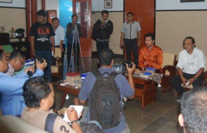 Suami Arumi Bachsin Akhirnya Pilih Nyalon di Trenggalek daripada di Depok