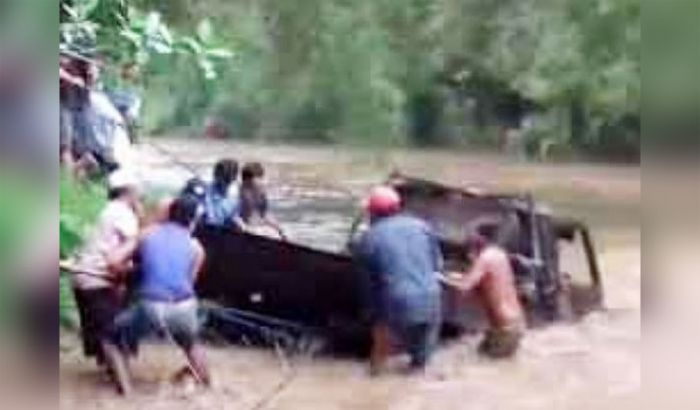 Ngangkut Pasir, Mobil Pikap Terseret Banjir di Probolinggo Ngangkut Pasir, Mobil Pikap Terseret Banjir di Probolinggo