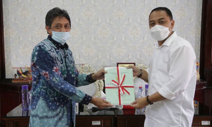 Terima Peta dari BPN, Wali Kota Eri Percepat Target Seluruh Aset Tersertifikasi Tahun 2023 Terima Peta dari BPN, Wali Kota Eri Percepat Target Seluruh Aset Tersertifikasi Tahun 2023