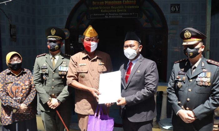 Usai Upacara, Bupati, Dandim, dan Kapolres Gresik Bagikan Bantuan Kepada Para Veteran Usai Upacara, Bupati, Dandim, dan Kapolres Gresik Bagikan Bantuan Kepada Para Veteran