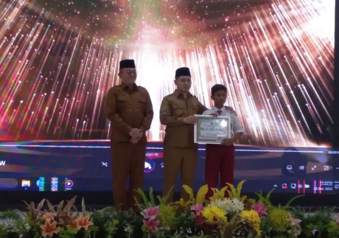 Serahkan Beasiswa dan Penghargaan Guru Favorit, Bupati Mojokerto Tegaskan Komitmen Sektor Pendidikan