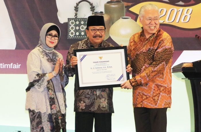 Menteri Perdagangan Anugerahi Pakde Karwo Penghargaan