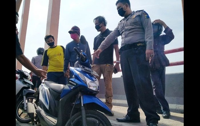 Identitas Korban Bunuh Diri di Jembatan Sembayat Terkuak, Diduga Karena Di-PHK dari Tempat Kerjanya Identitas Korban Bunuh Diri di Jembatan Sembayat Terkuak, Diduga Karena Di-PHK dari Tempat Kerjanya