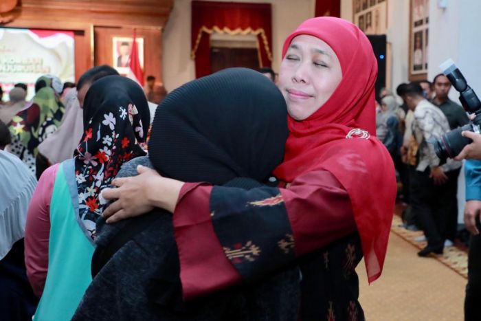 Tahlil di Grahadi, Khofifah Siapkan Bantuan dan Prioritaskan Masuk SMA/SMKN bagi Korban Kanjuruhan Tahlil di Grahadi, Khofifah Siapkan Bantuan dan Prioritaskan Masuk SMA/SMKN bagi Korban Kanjuruhan