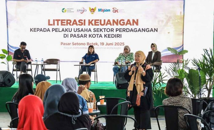 TPAKD Kota Kediri Dorong Literasi Keuangan Pedagang Pasar, Cegah Risiko Pinjol Ilegal TPAKD Kota Kediri Dorong Literasi Keuangan Pedagang Pasar, Cegah Risiko Pinjol Ilegal