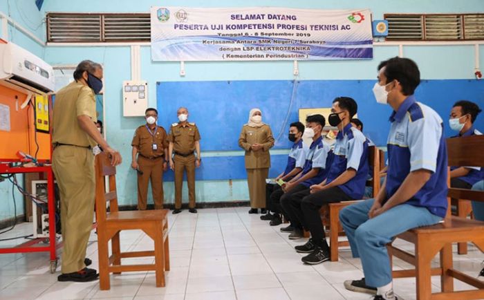 Hari Ini Dimulai, Gubernur Khofifah Tinjau Pelaksanaan PTM Terbatas Bertahap di SMKN 7 Surabaya Hari Ini Dimulai, Gubernur Khofifah Tinjau Pelaksanaan PTM Terbatas Bertahap di SMKN 7 Surabaya