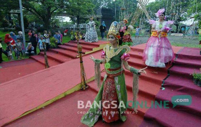 Adu Kreativitas, Pelajar Jombang Sulap Bahan Bekas Jadi Gaun High Class Adu Kreativitas, Pelajar Jombang Sulap Bahan Bekas Jadi Gaun High Class