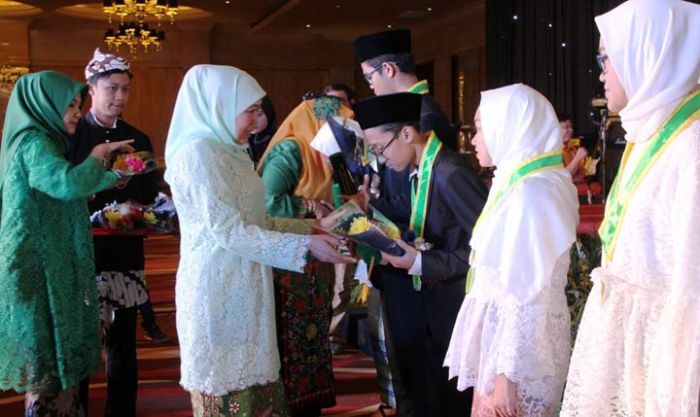 Wisuda Siswa Siswi SMP dan SMA Khadijah, Gubernur Khofifah Tekankan Tiga Komitmen dan Janji Wisuda