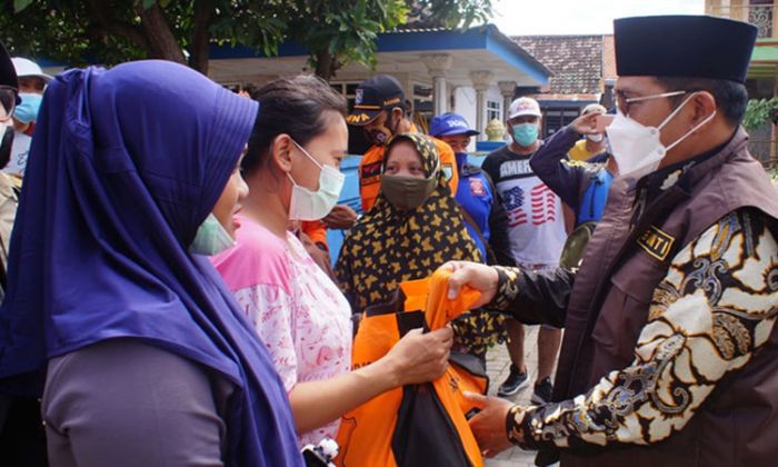 Cak Hud Serahkan Bantuan ke Korban Puting Beliung Balongdowo Cak Hud Serahkan Bantuan ke Korban Puting Beliung Balongdowo