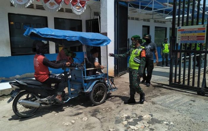 Petugas Gabungan Operasi Penegakan Disiplin Protokol Kesehatan Covid-19 di Kecamatan Paciran Petugas Gabungan Operasi Penegakan Disiplin Protokol Kesehatan Covid-19 di Kecamatan Paciran