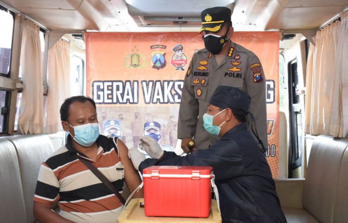 Kapolresta Sidoarjo Tinjau Vaksinasi Covid-19 Bagi Pelaku UMKM Kapolresta Sidoarjo Tinjau Vaksinasi Covid-19 Bagi Pelaku UMKM