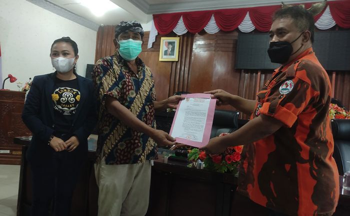 Geruduk DPRD, Pemuda Pancasila Kota Mojokerto Desak Junimart Girsang Mundur dari DPR RI Geruduk DPRD, Pemuda Pancasila Kota Mojokerto Desak Junimart Girsang Mundur dari DPR RI
