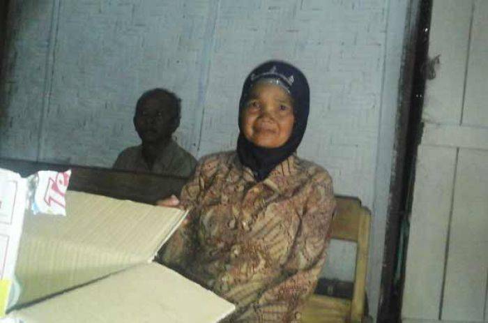 Suami Stroke, Sukarmi harus Jalan Puluhan Kilometer untuk Jual Bekicot Demi Uang Rp 24 Ribu Suami Stroke, Sukarmi harus Jalan Puluhan Kilometer untuk Jual Bekicot Demi Uang Rp 24 Ribu