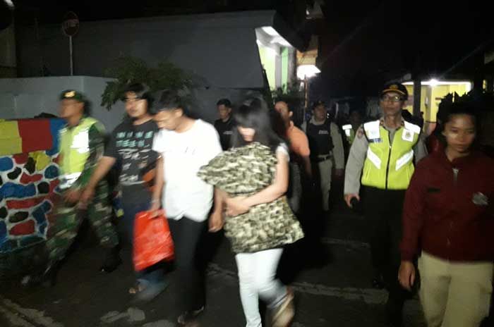 Petugas Gabungan Razia Vila di Songgoriti, 3 Pasangan Mesum Diamankan