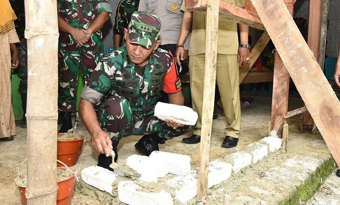 Kolonel Inf Sugiyono Hadiri Launching Rutilahu dan Jambanisasi di Sampang Kolonel Inf Sugiyono Hadiri Launching Rutilahu dan Jambanisasi di Sampang