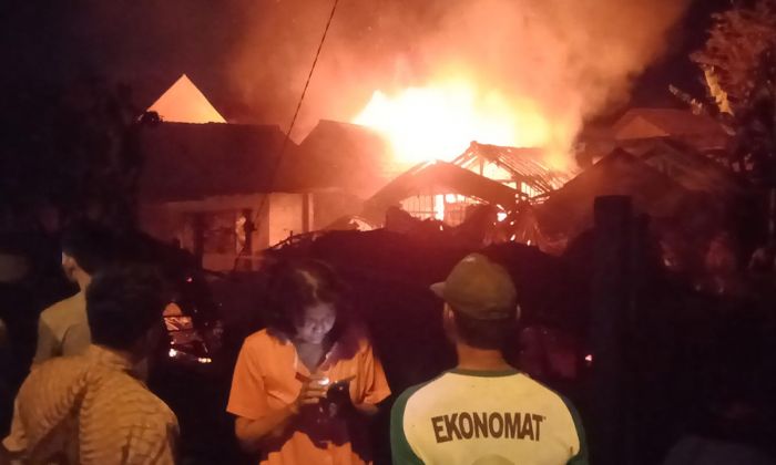 Pasar Gondang Legi Kebakaran, Ratusan Pedagang Tak Sempat Evakuasi Dagangan Pasar Gondang Legi Kebakaran, Ratusan Pedagang Tak Sempat Evakuasi Dagangan