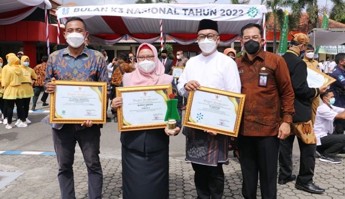 Pemkab Gresik dan 3 Perusahaan Raih Penghargaan K3 dari Gubernur Jatim Pemkab Gresik dan 3 Perusahaan Raih Penghargaan K3 dari Gubernur Jatim