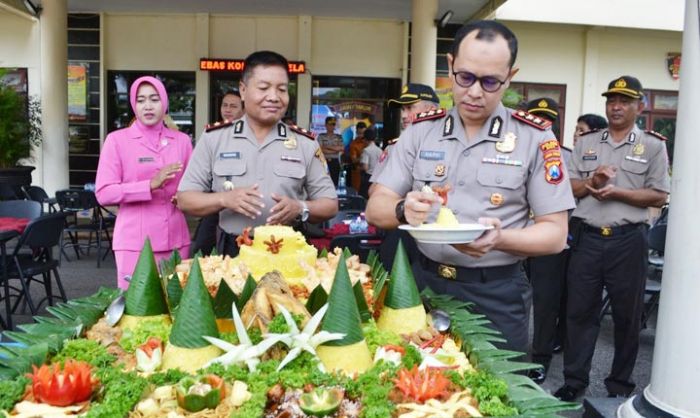 Kapolres Batu Kumpulkan 47 Personel di Halaman Mapolres, Ternyata: Surprise! Kapolres Batu Kumpulkan 47 Personel di Halaman Mapolres, Ternyata: Surprise!