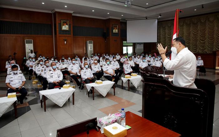 Wali Kota Eri: Jadi Garda Terdepan Pemkot, Camat dan Lurah Harus Selalu Solutif Wali Kota Eri: Jadi Garda Terdepan Pemkot, Camat dan Lurah Harus Selalu Solutif