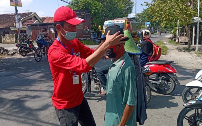 PDIP Lamongan Bagikan Masker ke Pengurus Masjid dan Pengguna Jalan PDIP Lamongan Bagikan Masker ke Pengurus Masjid dan Pengguna Jalan