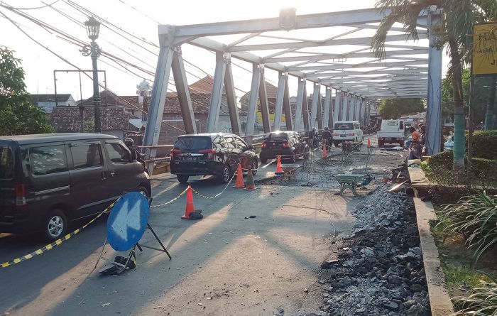 Jembatan Kedunglarangan Bangil Diperbaiki, Kendaraan Roda Enam atau Lebih Dialihkan