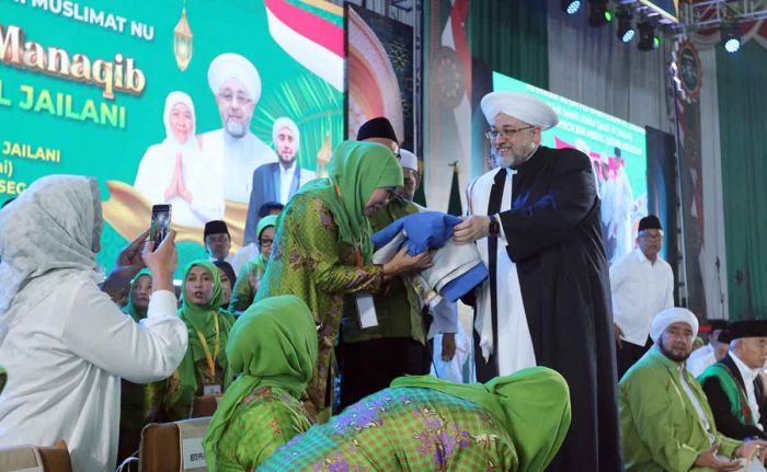 Ribuan Muslimat NU Dapat Ijazah Manaqib dari Syekh Afeefuddin Al Jailani, Khofifah Dihadiahi Kiswah Ribuan Muslimat NU Dapat Ijazah Manaqib dari Syekh Afeefuddin Al Jailani, Khofifah Dihadiahi Kiswah