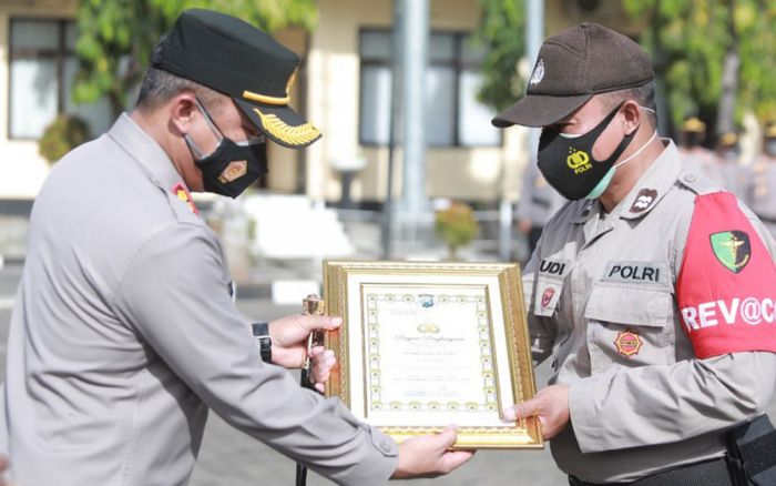 Kapolres Situbondo Beri Penghargaan 10 Personel Polsek Banyuputih Berprestasi