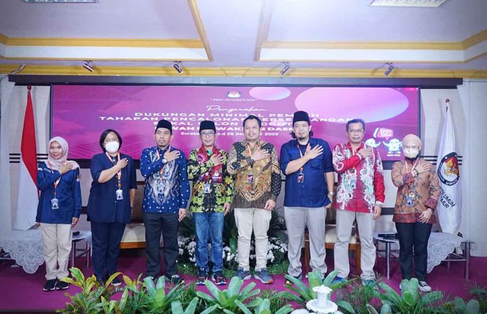 KPU Jatim Terima Dokumen Syarat Dukungan Dua Bakal Calon Anggota DPD RI KPU Jatim Terima Dokumen Syarat Dukungan Dua Bakal Calon Anggota DPD RI