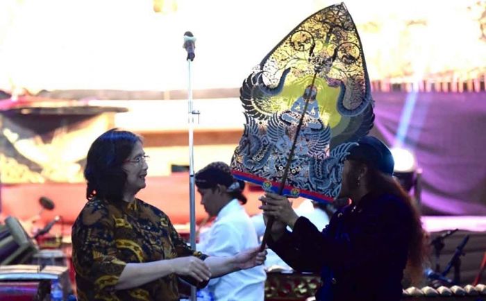 Pj Wali Kota Kediri Saksikan Gelaran Wayang Kulit Gempur Rokok Ilegal Pj Wali Kota Kediri Saksikan Gelaran Wayang Kulit Gempur Rokok Ilegal