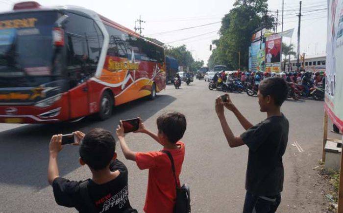 Ngabuburit Sambil Merekam Bus Berklakson "Telolet"