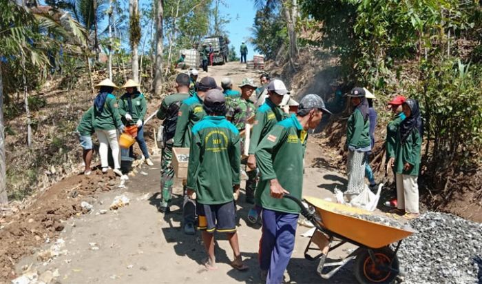 Target Besar, Pengecoran Jalan TMMD 106 Terus Dikebut TNI dan Warga Target Besar, Pengecoran Jalan TMMD 106 Terus Dikebut TNI dan Warga