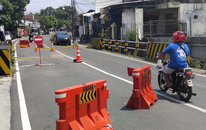 Rawan Ambles, Kendaraan Tonase Berat Diimbau tak Melintas Jembatan Arah Dungus Rawan Ambles, Kendaraan Tonase Berat Diimbau tak Melintas Jembatan Arah Dungus