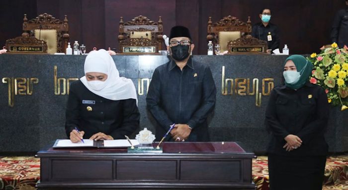 Gubernur Khofifah dan DPRD Jatim Sahkan Raperda Pelindungan PMI Gubernur Khofifah dan DPRD Jatim Sahkan Raperda Pelindungan PMI