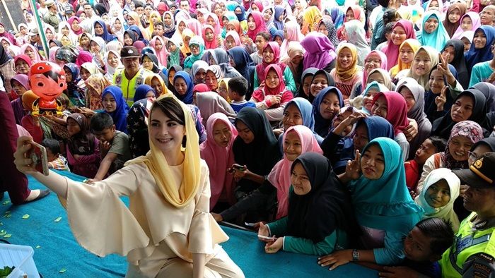 Hadiri Jalan Sehat Fatayat NU, Arumi Jadi Pusat Perhatian Warga Paciran Hadiri Jalan Sehat Fatayat NU, Arumi Jadi Pusat Perhatian Warga Paciran