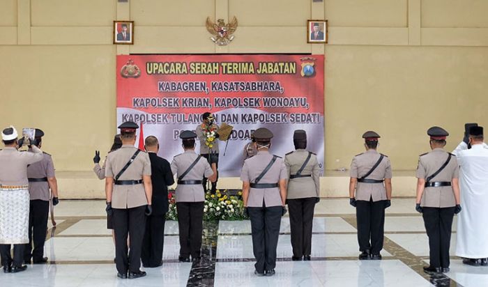 Kapolresta Sidoarjo Pimpin Sertijab Kabagren, Kasat Sabhara, dan 4 Kapolsek Kapolresta Sidoarjo Pimpin Sertijab Kabagren, Kasat Sabhara, dan 4 Kapolsek